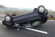 Die Autofahrerin prallte aus ungeklärten Gründen in die Mittelleitplanke. (Bild: Luzerner Polizei)