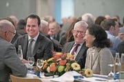 Ständerat Damian Müller (links) konnte alt Bundesrat Kaspar Villiger zum Gastauftritt motivieren. (Bild: Corinne Glanzmann (Sempach, 8. Dezember 2017))