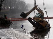 Der Bagger, der aus der Tiefe kam. (Bild Erhard Gick/Neue SZ)
