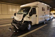 Das Wohnmobil kollidierte mit einem voranfahrenden Lastwagen. (Bild: Nidwaldner Polizei)