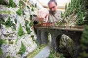 Intensive Beschäftigung mit anderweitigen Interessen: Auf Männern lastet im Bett viel Druck. Das kann zu Ersatzhandlungen führen. (Bild: Alessandro Della Bella/Keystone (9. April 2009))