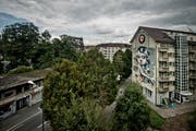 Sie ist Teil des Kulturprojekts Himmelrich in der Tödistrasse in Luzern: Die «Queen-Kong» ziert eine der Fassaden. (Bild: Pius Amrein / Neue LZ)