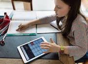 Ein Tablet als Hilfe bei der Mathematik-Aufgabe. (Bild: Gaetan Bally/Keystone (Zürich, 13. März 2016))