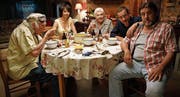 Valentin D. (Dany Boon, Zweiter von rechts) wird von seiner Familie heimgesucht. (Bild: Pathé Films)