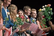 Absolventen des Fach- und Wirtschaftsmittelschulzentrums freuen sich im KKL über ihre Zeugnisse. (Bild: Corinne Glanzmann (Luzern, 3. Juli 2017))