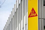 Das Logo am Sitz der Sika in Baar. (Bild: Keystone / Archiv)