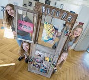 Sara Felder (von links, im Uhrzeigersinn), Stefanie Emmenegger, Stefanie Isenegger und Nicole Lötscher präsentieren an den Jugendkulturtagen ihr gemeinsames Werk. (Bild: Pius Amrein (Schüpfheim, 3. April 2017))
