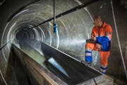 Rund 400 Meter lang ist der Luzerner Maihofstollen. Hier fliesst das Abwasser in eine Röhre unter den Füssen von Kanalreiniger Oswin Wickie (Bilder Boris Bürgisser)