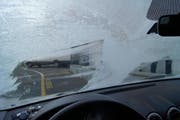 Diesen Autofahrer, der quasi überhaupt nichts sieht, hat die Zuger Polizei aus dem Verkehr gezogen. (Bild: Zuger Polizei)