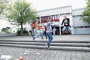 In zehn Tagen geht es wieder los: Kinder vor dem Schulhaus Wiesental in Baar. (Bild: Werner Schelbert (Symbolbild, 11. April 2017))