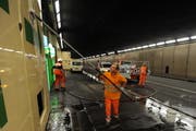 Die Fluchtnischen im Gotthard-Strassentunnel werden auch im Jahr 2015 noch von Hand gereinigt. (Bild: Urs Hanhart)