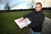 Sepp Amrein mit dem Plan vor dem Feld, auf dem er das Ausbildungszentrum für Neulenker realisieren möchte. (Bild Manuela Jans/Neue LZ)