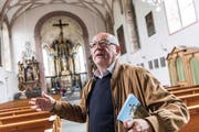 Der Luzerner alt Regierungsrat Anton Schwingruber kennt die Wallfahrtskirche Werthenstein in- und auswendig. Hier ist er in der Kirche zu sehen. (Bild Roger Grütter)