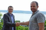 Klostervertreter Daniel Amstutz (links) gratuliert Beat Burkhardt zur Auszeichnung «Winzer des Jahres». (Bild: PD)