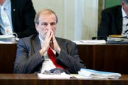 Nachdenklicher Dolfi Müller an der Sitzung des Grossen Gemeinderates am Dienstag. (Bild: Stefan Kaiser / Neue ZZ)