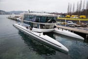 Dieser Katamaran mit 300 Plätzen soll ab Mai zum Bürgenstock fahren. Zurzeit liegt er vor der Werfthalle in Luzern im Wasser, gut einsehbar vom Werftsteg. (Bild: Manuela Jans-Koch (9. Februar 2018))