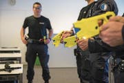 In einer zweitägigen Ausbildung lernen die Luzerner Polizisten alle Funktionen des Tasers kennen. (Bild: Dominik Wunderli (Emmenbrücke, 17. Januar 2018))