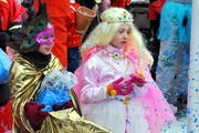 Am Umzug der Kinder in Sarnen. (Bild Adrian Venetz/Neue OZ)