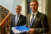 Finanzdirektor Marcel Schwerzmann (rechts) präsentierte am Freitag die Finanzzahlen zusammen mit Hansjörg Kaufmann, Leiter Dienststelle Finanzen. (Bild: PD)