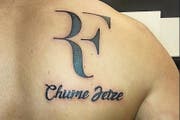Finde den Fehler: Das Tattoo des Federer-Fans hat leider ein e zu viel. (Bild: Facebook)