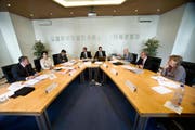 Die Nidwaldner Regierung (im Bild an der ersten Sitzung der neuen Legislatur) darf nach Katar fliegen. (Bild Corinne Glanzmann)