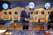 Bucherer-Direktor Josef Williner im neu designten Laden am Schwanenplatz vor der «History Wall», die die Geschichte von Bucherer zeigt. (Bild Nadia Schärli)
