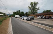 Der neue Veloweg beim Parkplatz Choller. Hinten die Hecke, an welche die Hundefreilaufwiese anschliessen wird. (Bild: Stefan Kaiser (18. Juli 2017))