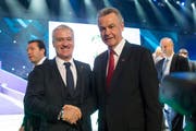 Frankreich-Coach Didier Deschamps (links), und Nati-Coach Ottmar Hitzfeld. Die Partie Schweiz-Frankreich findet am 20. Juni in Salvador statt. (Bild: Keystone)