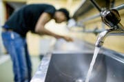 Bei einigen Flüchtlingen im Kanton Luzern ist die Krätze aufgetreten. Im Bild: eine Asylunterkunft in Dagmersellen. (Bild Philipp Schmidli)