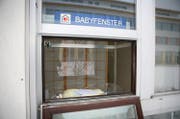 In dieses Babyfenster im Spital Einsiedeln wurde das kleine Mädchen gelegt. (Bild: Manuela Jans/Neue LZ)