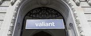 Das neue Logo der Valiant Bank, das seit März 2017 die Filialen ziert.Bild: Peter Klaunzer/Keystone