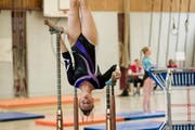 Ein Mädchen beim Geräteturnen in der Dossenhalle in Kerns. (Bild: Corinne Glanzmann / Neue OZ)