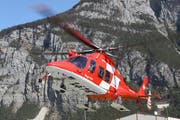 Ein Helikopter hebt bei der Rega-Basis in Erstfeld ab. (Bild: Manuela Jans/Neue LZ)