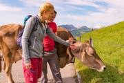 Nicole Bircher und Landwirt Jörg Zumstein in Stalden am Glaubenbergpass. (Bild: PD / Urs Wyss)