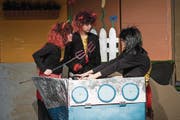 Mit teuflischen Streichen und Zauberstücken unterhält das Theater Paprika zurzeit sein Publikum. (Bild: Manuela Jans-Koch (Kriens, 7. März 2018))