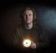 Lukas Schumacher (26) rückt die Spieler des Jugendtheaters Ruswil ins rechte Licht. Bild: Nadia Schärli (Ruswil, 20. März 2017)
