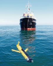 Ein Glider vor der «Ludwig Prandtl», ein Schiff des Instituts für Küstenforschung. (Bild: Raimo Kopetzky/HZG)