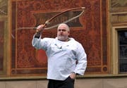 Der Muotathaler Beat Schelbert vor dem Schwyzer Rathaus. (Bild Erhard Gick/Neue SZ)