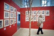 Eine Besucherin betrachtet Werke anlässlich der Comix-Festival Fumetto in Luzern. (Archivbild Pius Amrein)