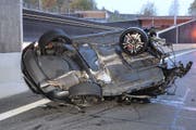 Das Auto durchschlug die Leitplanken und landete auf der Autobahn. (Bild: Luzerner Polizei (Horw, 2. November 2017))