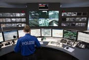 Blick in die Einsatzzentrale der Kantonspolizei Nidwalden. Unser Bild wurde im Februar 2013 aufgenommen. (Bild: Manuela Jans / Neue LZ)