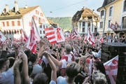 Die Befürworter des Kantonswechsels feiern ausgelassen auf den Strassen von Moutier. (Bild: Jean-Christophe Bott/Keystone (18. Juni 2017))