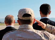 Wladimir Putin und Baschar al-Assad beobachten auf der syrischen Luftwaffenbasis Hmeimim. (Bild: Mikhail Klimentyev/Keystone (11. Dezember 2017))