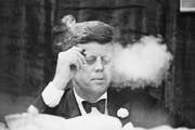 Soll sich 1962 kurz vor den Sanktionen mit 1000 kubanischen Zigarren eingedeckt haben: US-Präsident John F. Kennedy. (Bild: Bettmann Archive)