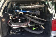 Ein Kofferraum voller Velos: Diese Velos auf dem Bild hat das Schweizer Grenzwachtkorps im April 2015 entdeckt (Symbolbild). (Bild Grenzwache Basel)