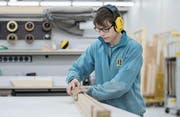Matthias Fischer, im ersten Lehrjahr zum Schreinerpraktiker EBA, in seinem Lehrbetrieb, der 4B AG. (Bild: Pius Amrein (Hochdorf, 17. Februar 2017))