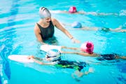 Kinder lernen das Schwimmen. Die Schweizerische Lebensrettungs-Gesellschaft (SLRG) plant, auch international Prävention gegen das Ertrinken zu betreiben (Symbolbild). (Bild: Getty)