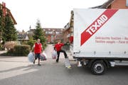 Mitarbeiter der Texaid beim Sammeln von Kleidern. (Bild: PD)