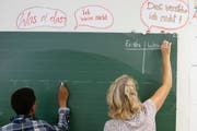 Deutsch ist als Mittel zur Integration wichtig. Unser Bild zeigt Sabine Kälin beim Deutschunterricht im alten Kantonsspital in Zug. (Bild: Stefan Kaiser / Neue ZZ)
