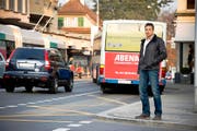 Gewerbeverbandspräsident Hanspeter Meier vor der Bushaltestelle Linde-Pilatus Richtung Luzern. Diese Busbucht wird laut Gemeinderat vorerst nicht aufgehoben. (Bild Dominik Wunderli)